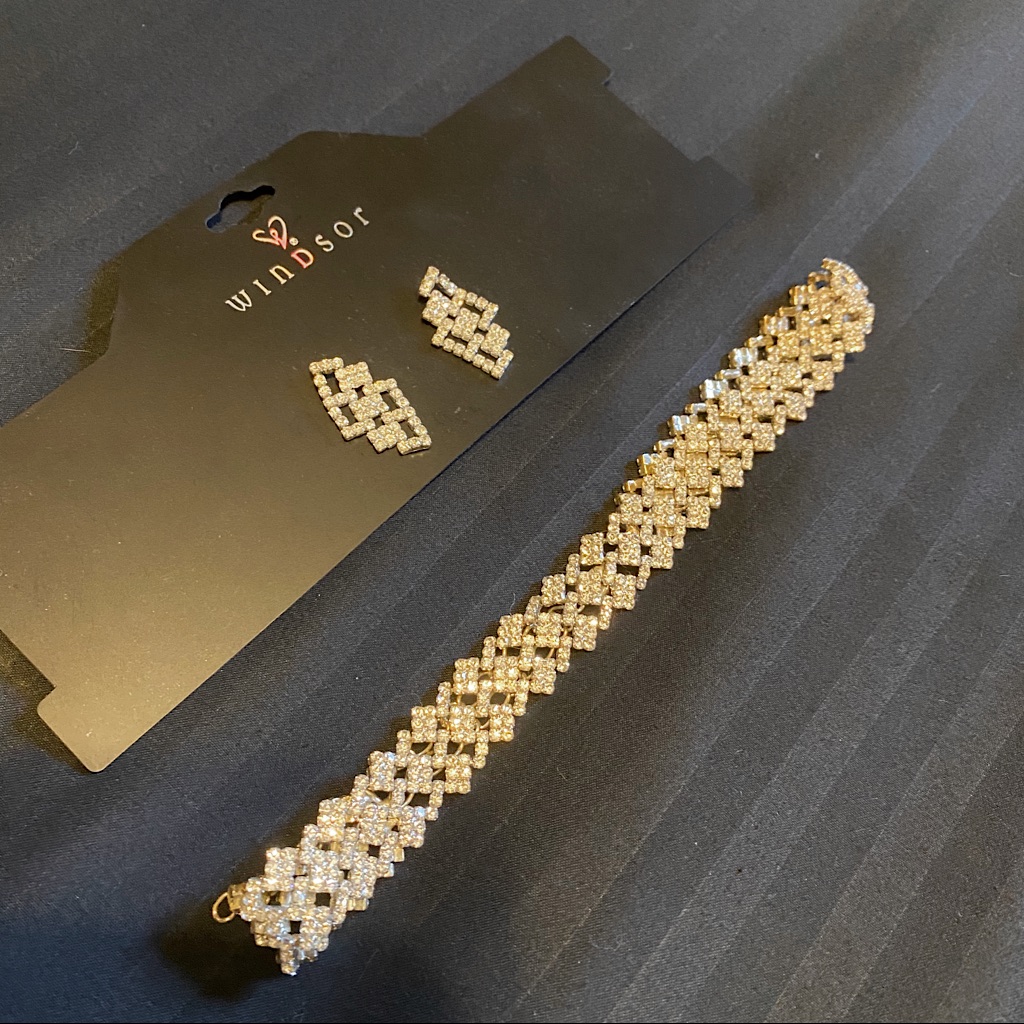 Windsor Costume Jewelry Set 8$